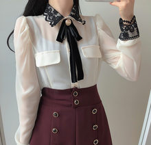 画像をギャラリービューアに読み込む, 香水を推しとおそろいにしちゃうメイドブラウス